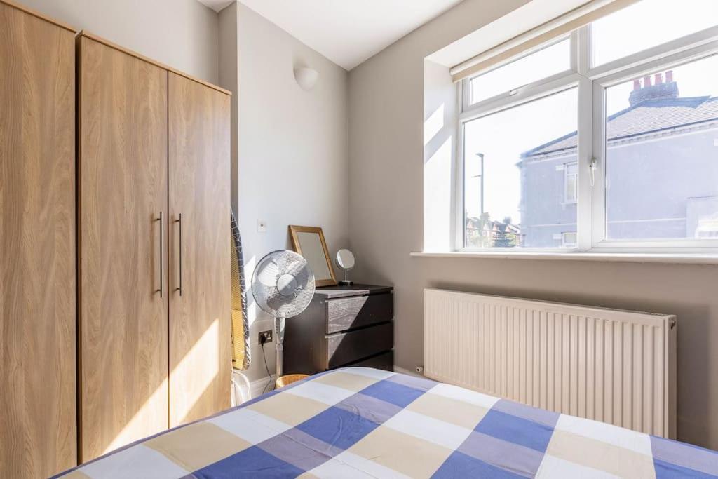 London Zone 2 Spacious Two-Bedroom with Parking Exterior photo