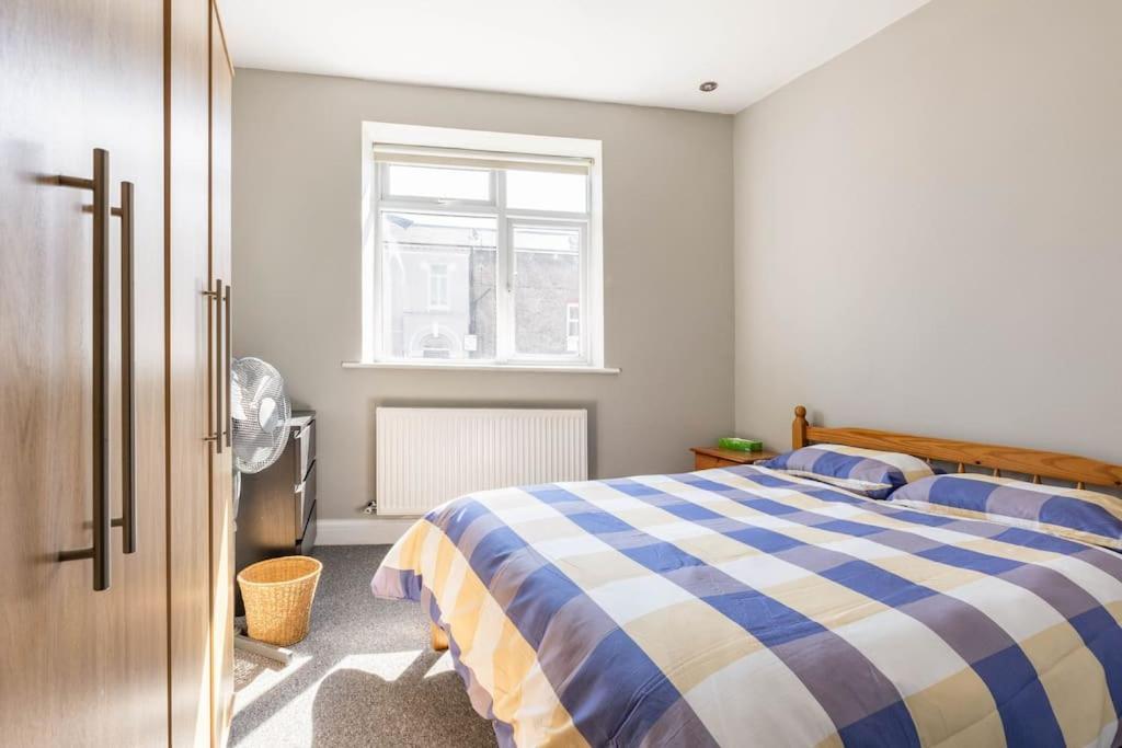 London Zone 2 Spacious Two-Bedroom with Parking Exterior photo