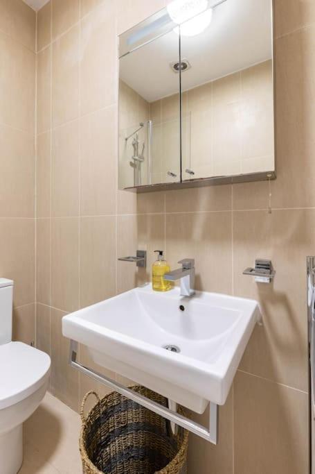 London Zone 2 Spacious Two-Bedroom with Parking Exterior photo